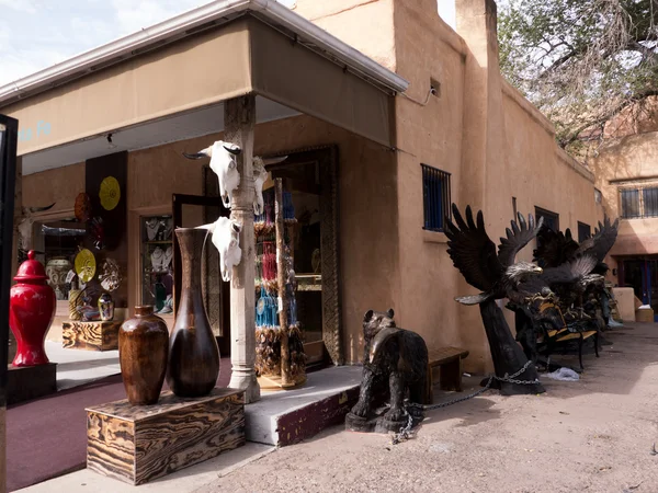 多くのギャラリーで、サンタフェ ニュー メキシコ米国で公共の場所でのブロンズ彫刻 — ストック写真