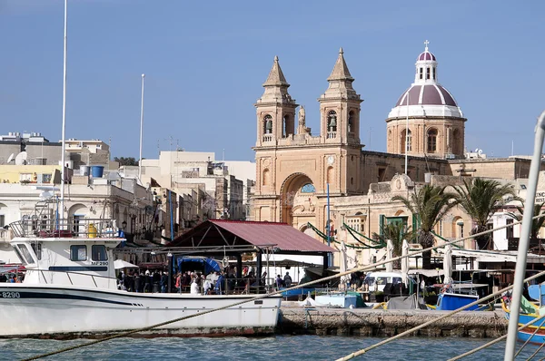 Marsaxlokk is een traditioneel vissersdorp, gelegen in de zuid-oostelijke deel van malta, — Stockfoto