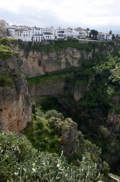 Ronda en bergsby i Andalusien placeras högt över en ravin i bergen ovanför Costa del Sol i Spanien — Stockfoto