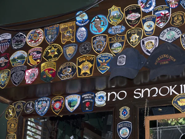 Vyšívané Policejní odznaky v baru v Alexandrii, Virginia nás — Stock fotografie