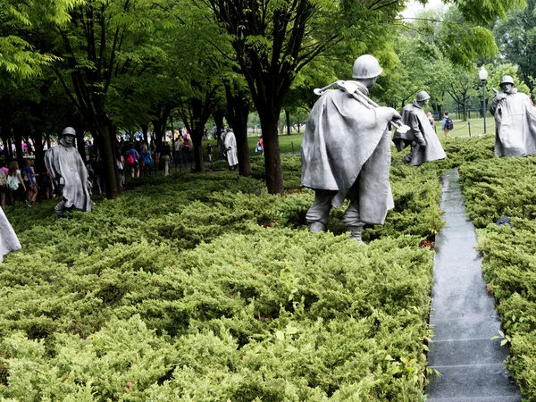 El monumento a la muralla coreana representa 19 estatuas que representan soldados en patrulla . —  Fotos de Stock