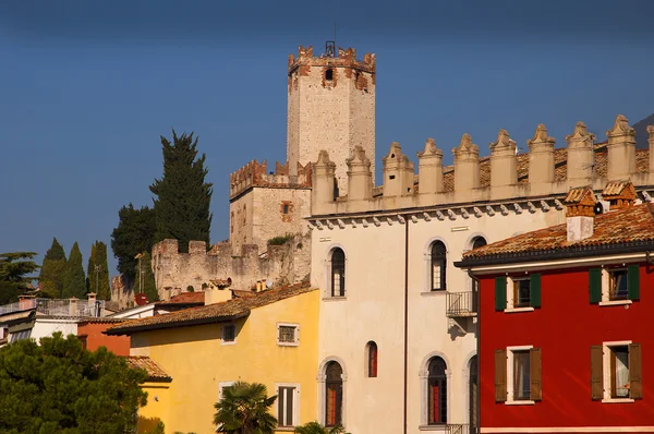 The Scalieri Castle at Malcesine on Lake Garda in the Northern Italian Lakes — ストック写真