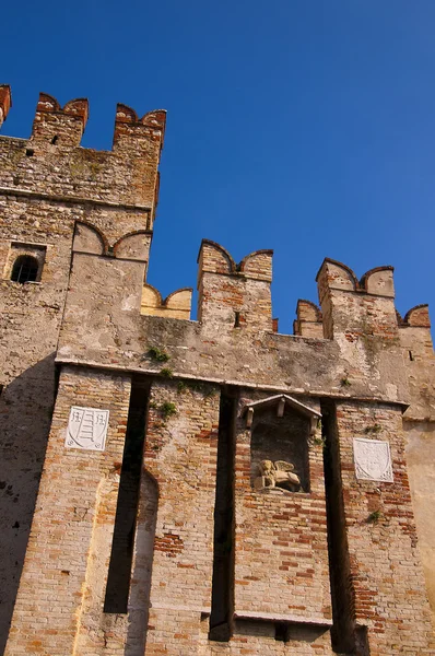 The Scalieri Castle at Sirmione on Lake Garda in the Northern Italian Lakes — Stock Photo, Image