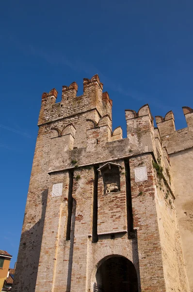 Scalieri slottet på Sirmione vid Gardasjön i norra italienska sjöarna — Stockfoto