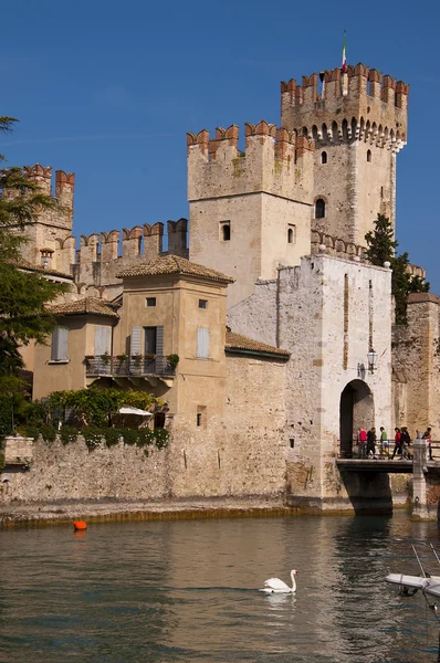 O Castelo de Scalieri em Sirmione, no Lago de Garda, no norte dos lagos italianos — Fotografia de Stock