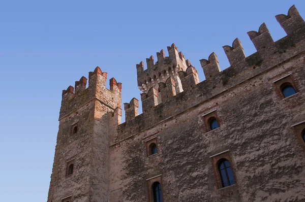 The Scalieri Castle at Sirmione on Lake Garda in the Northern Italian Lakes — Stock Photo, Image