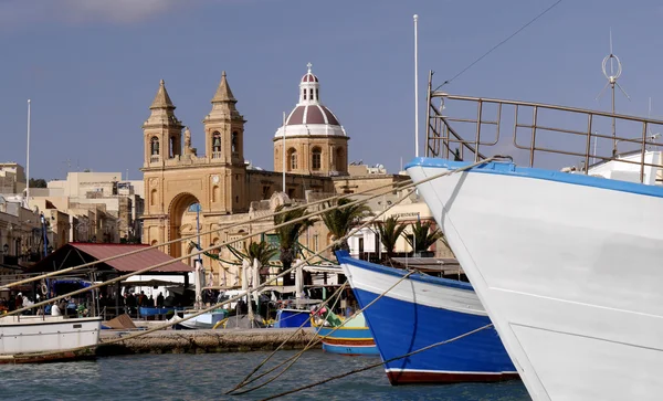 Marsaxlokk is een traditioneel vissersdorp, gelegen in de zuid-oostelijke deel van malta — Stockfoto