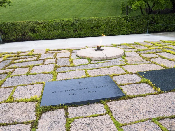 John F Kennedys grób i wieczny płomień na Narodowy Cmentarz w Arlington, Stany Zjednoczone Ameryki — Zdjęcie stockowe