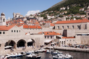 Dubrovnic duvarlı şehir Hırvatistan Avrupa'da limanda