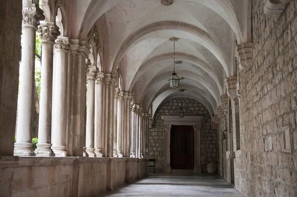 Kathedraal kloosters in de ommuurde stad van Dubrovnic in Kroatië Europa — Stockfoto