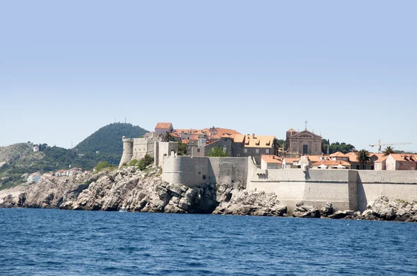 壁市的 Dubrovnic 在克罗地亚欧洲它是地中海的最令人愉快的旅游胜地之一. — 图库照片