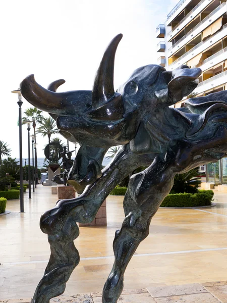 百万英镑超现实主义雕像由萨尔瓦多达利在 Costa del Sol 西班牙马贝拉设计师镇的街道 — 图库照片