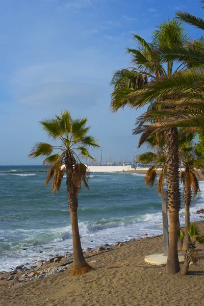 Strand-Szene in der stilvollen Stadt Marbella an der Costa del Sol Spanien — Stockfoto