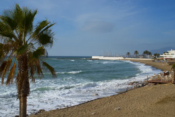 Scenę plaża w stylowe miasto Marbella na Costa del Sol Hiszpania — Zdjęcie stockowe