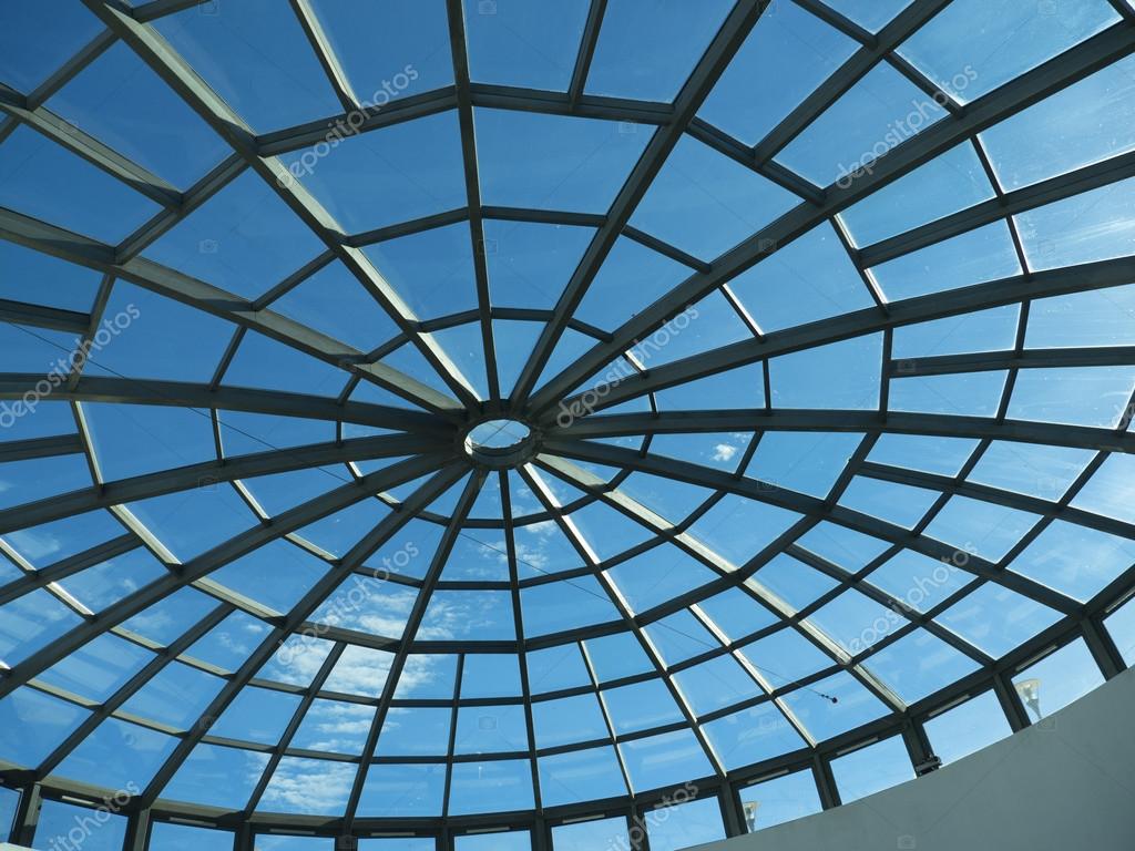 Techo de cristal como una red de arañas en centro comercial en el casco