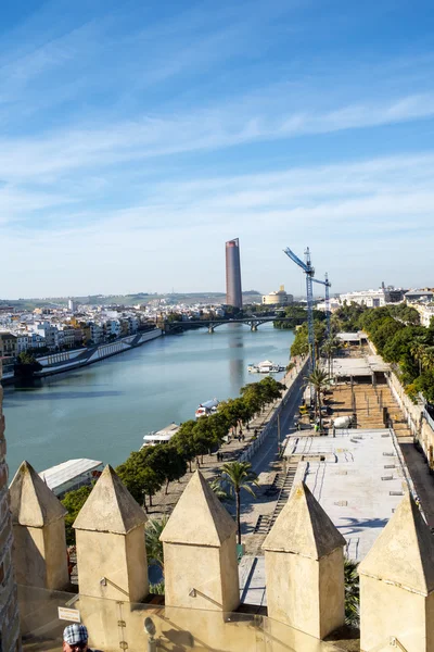 River Guadalquivir through Seville is the artistic, cultural, and financial capital of southern Spain — Stock Photo, Image