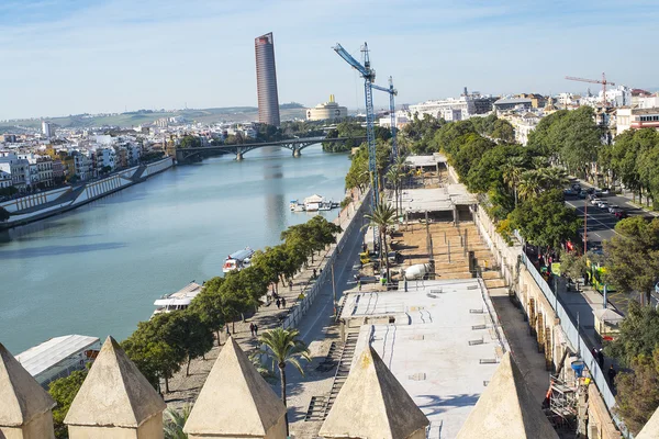 Река Гвадалквививир через Севилью - художественная, культурная и финансовая столица южной Испании — стоковое фото