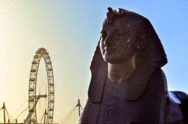 Londra 'dan sfenks bronz heykeli olan ünlü tekerlek turistik cazibesi