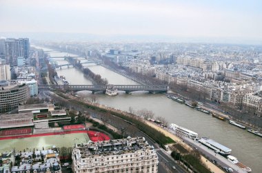 Paris 'in panoramik manzarası, Sena nehri ve Eyfel Kulesi' nden köprüler