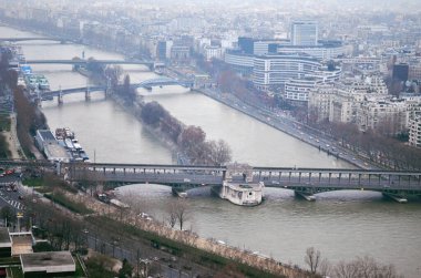 Paris 'in panoramik manzarası, Sena nehri ve Eyfel Kulesi' nden köprüler