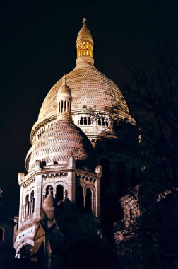 Montmartre 'nin güzel uzak manzarası ve Triumph Arc' tan Kutsal Şömine Bazilikası