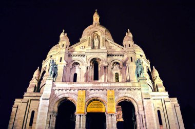 Montmartre 'nin güzel uzak manzarası ve Triumph Arc' tan Kutsal Şömine Bazilikası