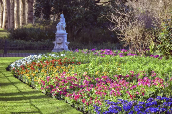 ロンドンの公園で晴れた日にカラフルな花や庭 — ストック写真