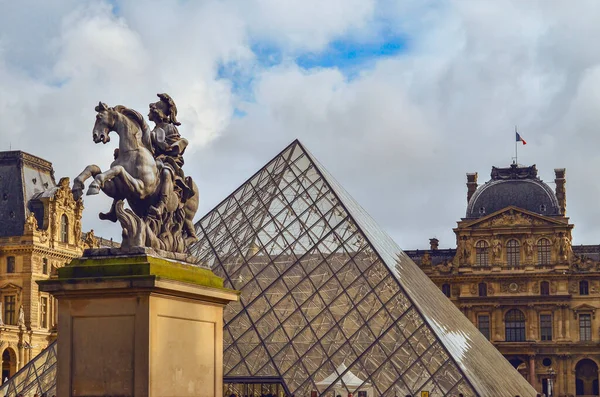 Louvre dünyanın en büyük müzelerinden ve dünyanın en çok ziyaret edilen müzelerinden biridir.