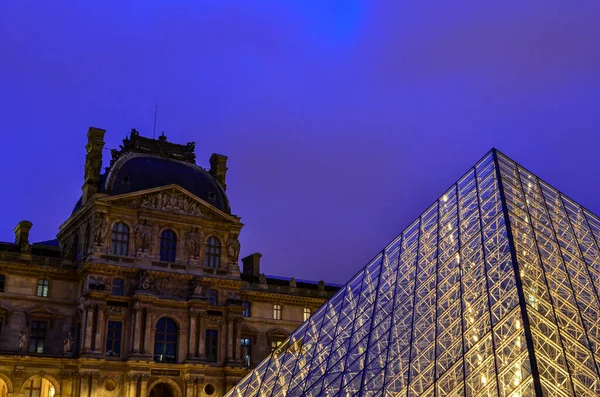 Louvre dünyanın en büyük müzelerinden ve dünyanın en çok ziyaret edilen müzelerinden biridir.