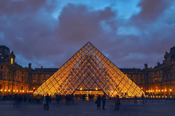 Louvre dünyanın en büyük müzelerinden ve dünyanın en çok ziyaret edilen müzelerinden biridir.