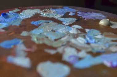 Karışık ve karıştırılmamış akrilik renklere sahip bir ressam paletinin stok fotoğrafı