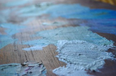 Karışık ve karıştırılmamış akrilik renklere sahip bir ressam paletinin stok fotoğrafı