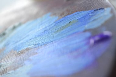 Karışık ve karıştırılmamış akrilik renklere sahip bir ressam paletinin stok fotoğrafı