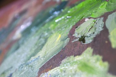 Karışık ve karıştırılmamış akrilik renklere sahip bir ressam paletinin stok fotoğrafı