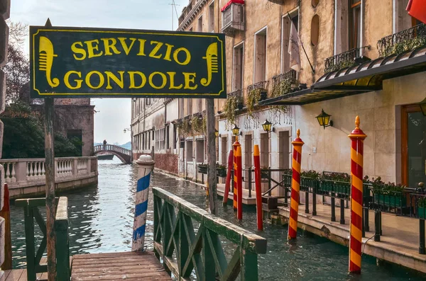 Venedik 'teki bir kanalda tipik bir gondol servisi.