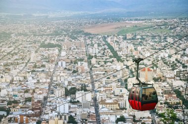 Arjantin 'in en yakın dağından Salta şehrinin teleferik görüntüsü.