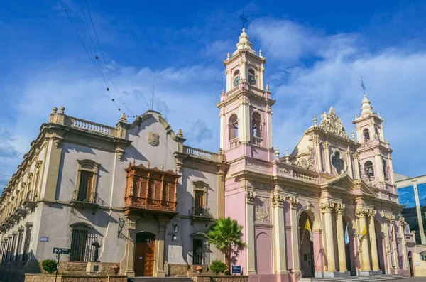 Salta, Arjantin 'deki merkez meydandaki Katedral Bazilikası' nın güzel mimarisinin stok fotoğrafı.
