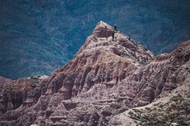 Arjantin, Jujuy 'daki Purmamarca köyündeki renkli tepelerin ve dağların stok fotoğrafı. Peyzaj