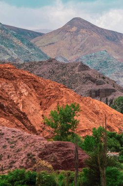 Arjantin, Jujuy 'daki Purmamarca köyündeki renkli tepelerin ve dağların stok fotoğrafı. Peyzaj