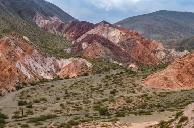 Arjantin, Jujuy 'daki Purmamarca köyündeki renkli tepelerin ve dağların stok fotoğrafı. Peyzaj