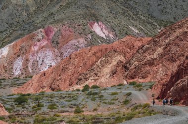 Arjantin, Jujuy 'daki Purmamarca köyündeki renkli tepelerin ve dağların stok fotoğrafı. Peyzaj