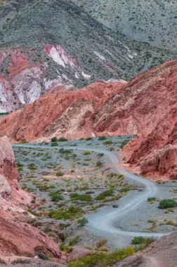 Arjantin, Jujuy 'daki Purmamarca köyündeki renkli tepelerin ve dağların stok fotoğrafı. Peyzaj