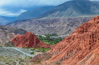 Arjantin, Jujuy 'daki Purmamarca köyündeki renkli tepelerin ve dağların stok fotoğrafı. Peyzaj
