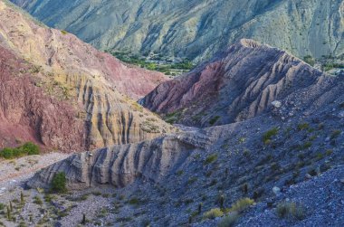 Arjantin, Jujuy 'daki Purmamarca köyündeki renkli tepelerin ve dağların stok fotoğrafı. Peyzaj