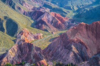 Arjantin, Jujuy 'daki Purmamarca köyündeki renkli tepelerin ve dağların stok fotoğrafı. Peyzaj