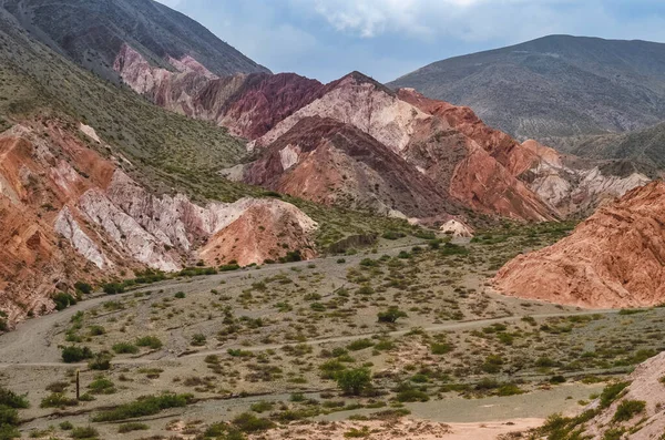 Arjantin, Jujuy 'daki Purmamarca köyündeki renkli tepelerin ve dağların stok fotoğrafı. Peyzaj