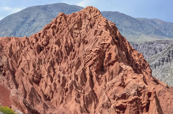 Arjantin, Jujuy 'daki Purmamarca köyündeki renkli tepelerin ve dağların stok fotoğrafı. Peyzaj