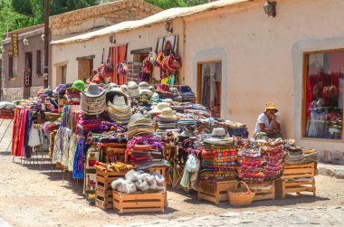Purmamarca köyü, Jujuy, Arjantin 'deki renkli sokak pazarının stok fotoğrafı.