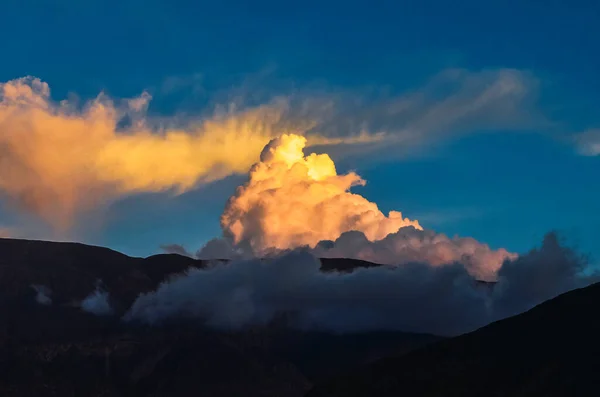 Jujuy, Arjantin 'deki Purmamarca vadisinde dramatik bulutlu bir günbatımının stok fotoğrafı