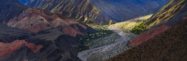 Tilcara, Jujuy, Arjantin 'deki Garganta del Diablo' ya giden yolun panoramik görüntüsü. Quebrada de Humahuaca
